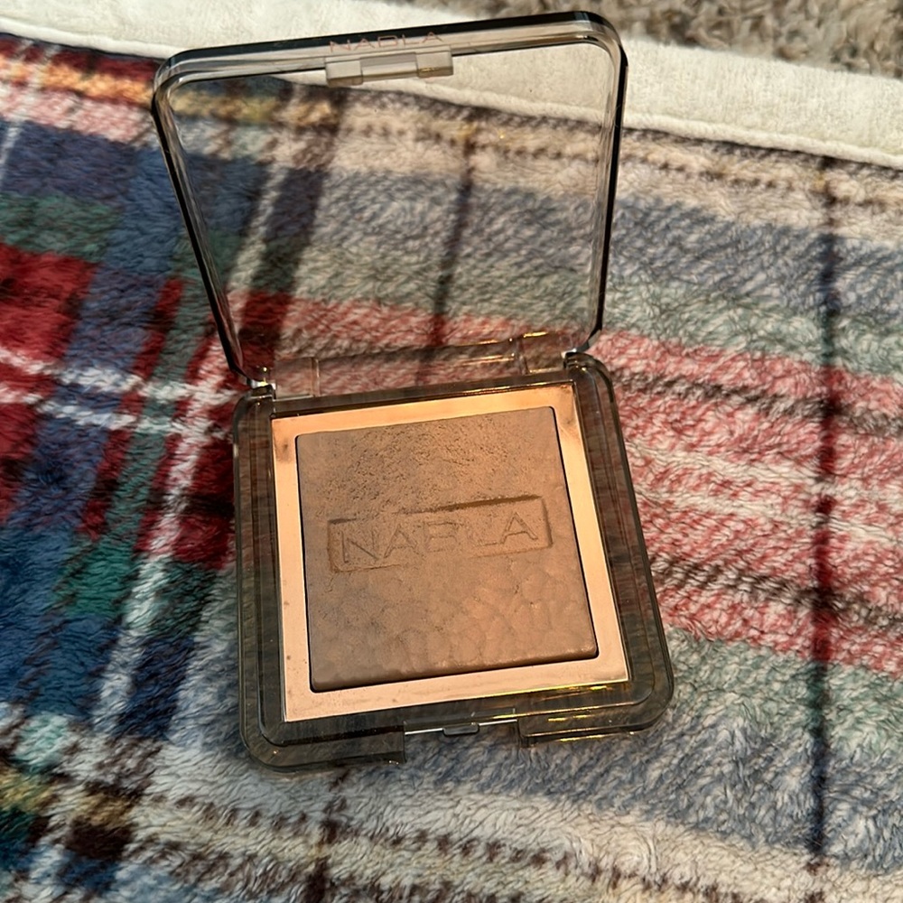 Nabla skin bronzing in Ambra
